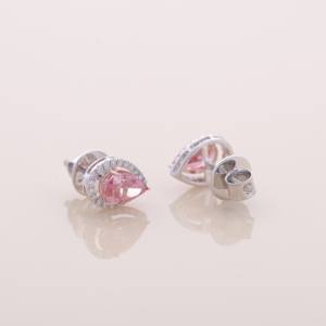 Pendientes de Oro Amarillo, Blanco y Rosa de 14K con Diamante Rosa de Corte Pera de 1.73ct y Halo, con Cierre de Rosca - Product Image 4