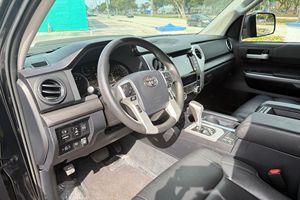 รถยนต์โตโยต้า ทุนดรา เอสอาร์ 5 ครูว์แม็กซ์ 4x4 ปี 2020 สภาพใช้งานมาแล้ว - Product Image 5