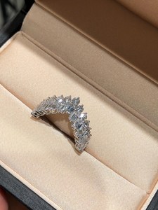 Bague demi-éternité délicate en argent 925 original, sertie d'émeraudes et de moissanites taille ronde en forme de V, cadeau d'anniversaire pour partenaire - Product Image 5