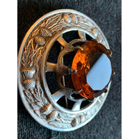 Broche Écossaise à Motif Thistle, Grande Pierre Centrale Couleur Citrine, Métal Plaqué Argent, Motif Écossais pour Tenue