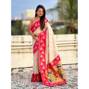 Sari Paithani de Seda Suave Color Crema con Motivo de Loto, Ropa India y Pakistaní - Product Image 1