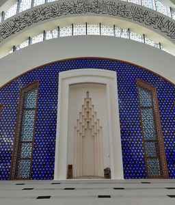 Grille de mihrab en marbre incrusté, motif floral sculpté à la main, moderne, résistant aux intempéries, entièrement personnalisable, pour montage mural de mosquée/dargah - Product Image 3