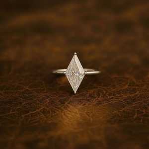 Anillo de Compromiso Clásico con Moissanita de Corte Kite de 2.0 Quilates, Plata 925, Engaste de Bisel, Anillo de Promesa Original, Joyería, Regalo para Mujer - Product Image 4