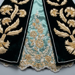 Kaftan ottoman traditionnel en velours, brodé à la main avec des motifs de carnations en fils d'or, mini-caftan turc décoratif - Product Image 6