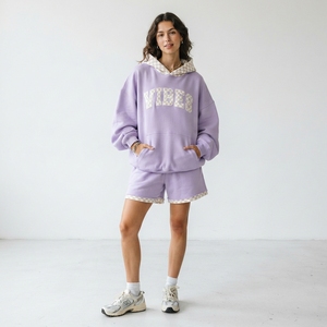 Ensemble 2 pièces pour femme : sweat à capuche et short en polaire rose, motif lettres brodées, coupe ample, tenue décontractée printemps-été - Product Image 3