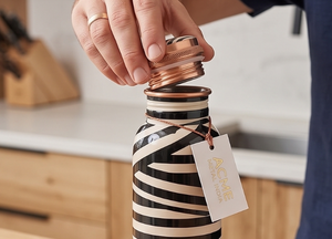 Botella de agua de cobre con estampado geométrico en blanco y negro de lujo, diseño minimalista, ecológica, ideal para la escuela, viajes y regalos. - Product Image 4