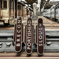 Panneau de signalisation ferroviaire antique personnalisé en métal rectangulaire, technique de lettrage au pinceau, émail vitreux, artisanat métallique du Nouvel An
