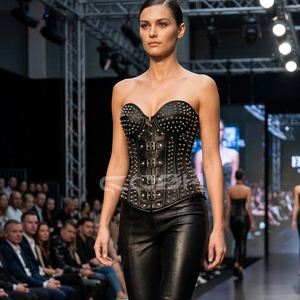 Corset gothique noir en cuir premium avec armatures en acier, décorations cloutées style heavy metal et accents latéraux en anneaux en O - Product Image 4