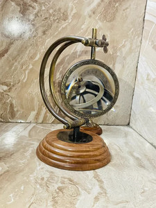 Lupa de Escritorio Vintage con Base de Madera y Soporte de Latón Ajustable para Oficina y Lectura - Product Image 5