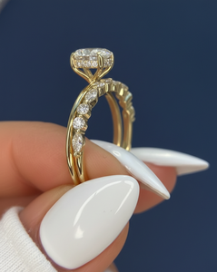 Bague de fiançailles solitaire en or jaune avec diamant ovale de 1,55 carat cultivé en laboratoire, certifié IGI VVS2 F, avec alliance assortie, vente en gros - Product Image 2