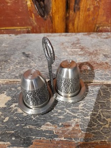 Small Size Stand Base Metal Sprinklers Compact Seasoning Set Suitable For Dining Table And Kitchen Use Wholesale From India - Product Image 4