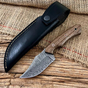 Cuchillo de desollar de hoja fija de acero de Damasco forjado a mano con funda, cuchillo de caza y camping OEM personalizado de espiga completa con mango de madera de nogal - Product Image 1