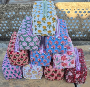 Grande trousse de toilette en coton matelassé imprimé au bloc |   Broderie artisanale |   Trousse de toilette |   Pochette de toilette à motifs imprimés, accessoire de voyage - Product Image 4