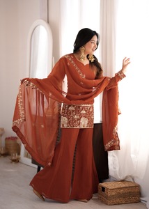 Conjunto de Kurta, Pantalón y Dupatta Royal Crunchy Silk con Bordado de Seda y Lentejuelas Jari - Product Image 4