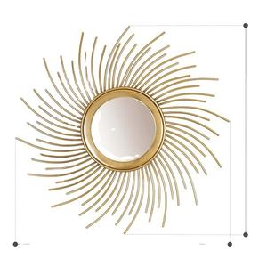 Miroir mural moderne de haute qualité avec cadre en fer avec finition dorée pour salon ou chambre à coucher Ambiance Lifestyle Utilisation décorative - Product Image 1