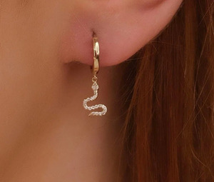 ต่างหูห่วงแบบกอดหูประดับเพชรแล็บโกรว์รูปงูสีเหลืองทอง - Product Image 6