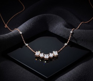Collier pendentif tendance plaqué or 18 carats avec 5 pierres, collier de luxe et de créateur avec diamants pour fiançailles, mariage et anniversaire - Product Image 1