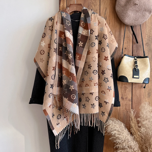 Bufanda Cuadrada de Lana con Estampado Floral, Chal Cálido Informal de Invierno con Flecos, Diseño a Cuadros Beige y Marrón - Product Image 2