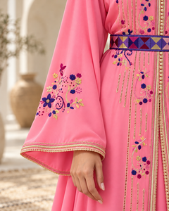 Caftan marocain rose poudré avec manches longues respirantes et ceinture géométrique pour les occasions de fête - Product Image 1