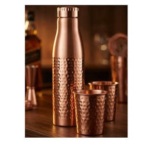 Botella de Agua de Cobre de Lujo Grabada a Mano con Diseño Floral, Estilo Tradicional Indio para Uso en el Comedor - Product Image 2