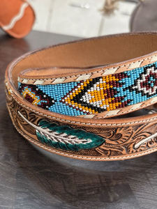 Ceinture en cuir western artisanale de qualité supérieure avec incrustation de perles turquoise, décorations en forme de plumes et boucle en argent gravée - Product Image 3
