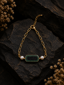 Pulsera de Lujo con Dijes Rectangulares de Circonia Negra y Verde |   Pulsera de Perlas con Cadena de Clip Chapada en Oro de 18k para Mujer, Venta al Por Mayor - Product Image 4