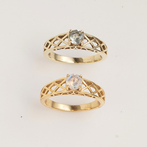Bague solitaire en topaze bleue, ton or, bande géométrique, minimaliste, faite à la main, élégante, bijoux de créateur pour femme, à porter au quotidien - Product Image 2
