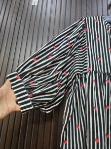 Robe courte trapèze à manches longues pour femme, motif cœurs rayés noir et blanc, col noué, poignets à volants - Product Image 3