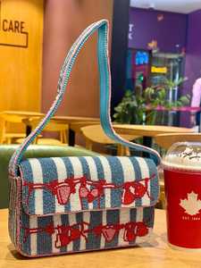 Bolso de Hombro Bohemio Tejido Ligero con Cuentas Estilo Staud, Bolso de Mano con Cuentas de Semillas, Bolso de Verano Italiano para Vacaciones en la Costa - Product Image 1