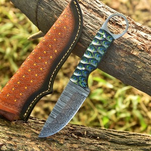 Cuchillo Skinner de Acero de Damasco Hecho a Mano con Agujero para el Dedo, Mango de Madera de Olivo Exótica y Resina, Personalizable, Afilado como una Navaja, Punta Caída para Camping - Product Image 4