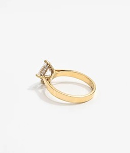 Anillo de compromiso de lujo Shama Gems con moissanita de corte princesa de 8 mm, plata de ley 925 chapada en oro amarillo, engaste de tres puntas - Product Image 3