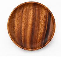 Handgemaakte, ecovriendelijke serveerschotels van natuurlijk acaciahout met massief patroon, gladde matte afwerking, rustiek modern minimalistisch design