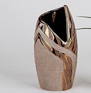 Elegantes jarrones metálicos color champán con bordes recortados en forma de corazón y flor con un acabado brillante. Disponible a precios de mayorista. - Product Image 2