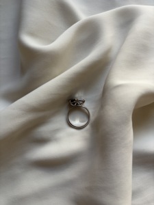 Anillo de diamantes en oro blanco de 14k con moissanita de corte ovalado y esmeralda, joyería elegante, brillo atemporal, brillante, duradero y a la moda. - Product Image 6