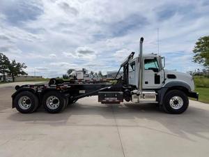 Camión Tractor de 10 Ruedas Económico 6x4 Diésel para Operaciones Logísticas Comerciales Pesadas - Product Image 6