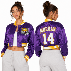 Chaqueta Varsity Corta de Satén OEM para Mujer, Logotipo Bordado Personalizado, Nombre y Número en la Parte Delantera, Uniforme de Equipo en la Parte Trasera, Ropa Urbana, Proveedor Mayorista - Product Image 2