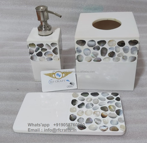 Rehaussez la salle de bain de votre hôtel avec cet élégant plateau, distributeur de savon et ensemble de porte-savon - Product Image 1