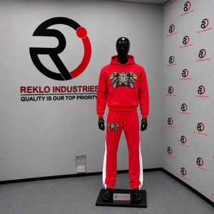 Conjunto de Sudadera con Capucha y Pantalones Jogger Rojos con Estampado Gráfico para Hombre, Diseño de Tres Cabezas de Perro, Ropa Urbana Casual Deportiva, Venta al por Mayor OEM - Product Image 3