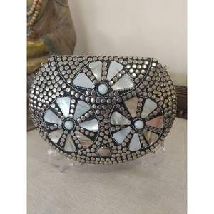 Pochette de luxe pour femme de créateur avec finition argent antique et accessoires de mode en cristal - Product Image 3