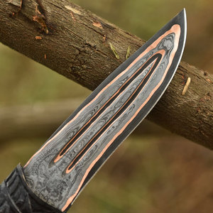 Nouveau Couteau de Chasse et de Survie Haut de Gamme en Acier Damas Cuivré Fait Main, Manche en Bois Gravé Corbeau, Lame Fixe Ambidextre - Product Image 4