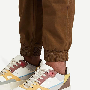 Pantalones cargo para hombre, elegantes y funcionales, con bolsillos con cremallera seguros y cordón ajustable a un precio razonable. - Product Image 6