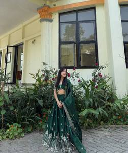 Ensemble de lehenga de mariage traditionnel indien pakistanais vert brodé pour femmes avec bordure argentée, coupe régulière, longueur au sol, en soie - Product Image 1