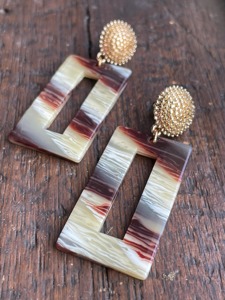 Pendientes de Resina de Moda con Diseño Rectangular Recortado, Patrón Marbrado Marrón Crema y Cuentas Doradas - Product Image 6