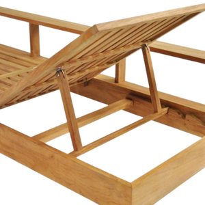 Tumbona de madera de teca natural para exteriores con respaldo reclinable ajustable, base de listones abiertos y mesa lateral integrada - Product Image 4