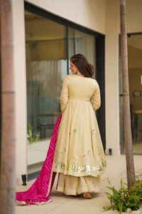 Conjunto de Salwar Kameez Blanco Bordado a Mano con Trabajo Gottapatti, Dupatta Rosa, Traje Tradicional Indio Pakistaní para Mujer, para Bodas y Fiestas - Product Image 2
