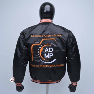 เสื้อแจ็คเก็ตวาร์ซิตี้สีดำผ้าซาตินปักโลโก้ ADMP สำหรับผู้ชาย ปกตั้ง ปักตัวอักษรด้านหน้า ทรงปกติ สวมใส่สบายๆ ในฤดูใบไม้ร่วง พร้อมโลโก้แบบกำหนดเอง - Product Image 2