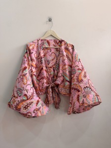 Lote al por mayor de blusas de seda vintage indias para mujer, con mangas acampanadas, estampado floral con lazo frontal, transpirables, de punto, estilo casual. - Product Image 1