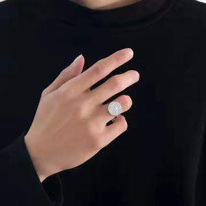 แหวนทองชุบประดับมอสซาไนต์ทรงกลมแบบฝังเพชรเต็มวงสำหรับผู้หญิง สไตล์ฮิปฮอป เหมาะสำหรับงานปาร์ตี้ วันครบรอบ และงานแต่งงาน - Product Image 2