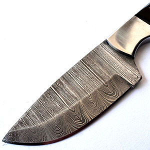 Cuchillo de Caza Artesanal de Acero de Damasco, Hoja de Punta Caída, Mango Negro con Incrustaciones Doradas, Cuchillos de Damasco Personalizados OEM en Venta - Product Image 6