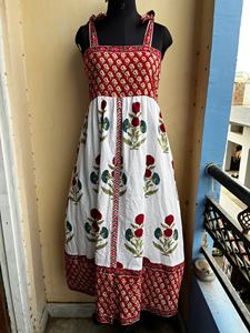 Vestido largo maxi de algodón rojo con estampado floral, tirantes ajustables, cuello cuadrado y borlas, estilo indio. - Product Image 3